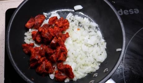 Echamos el chorizo con la cebolla y sofreímos todo junto