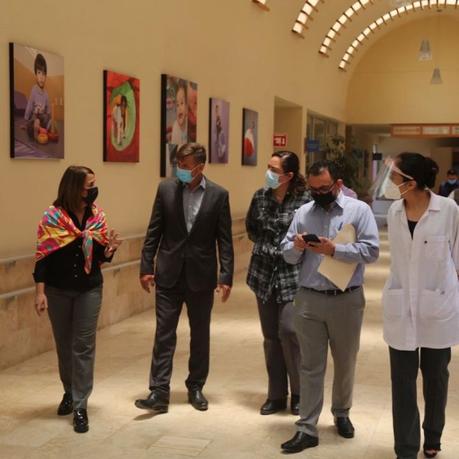 Vicepresidente de Robert Bosch visita el Área de rehabilitación pulmonar del CREE