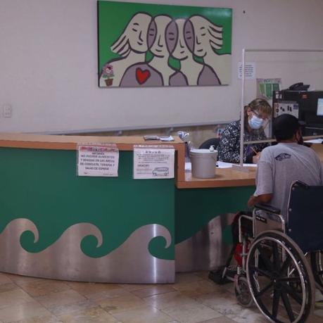 Vicepresidente de Robert Bosch visita el Área de rehabilitación pulmonar del CREE