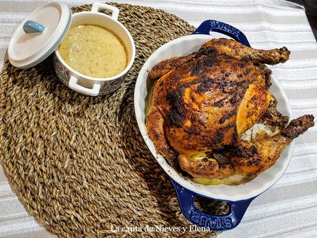 Pollo asado con salsa de mostaza antigua y ajo asado Pollo asado con salsa de mostaza antigua y ajo asado