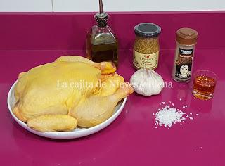 Pollo asado con salsa de mostaza antigua y ajo asado Pollo asado con salsa de mostaza antigua y ajo asado