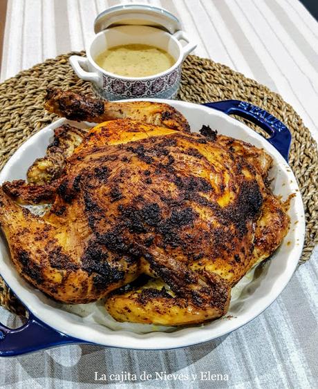 Pollo asado con salsa de mostaza antigua y ajo asado Pollo asado con salsa de mostaza antigua y ajo asado