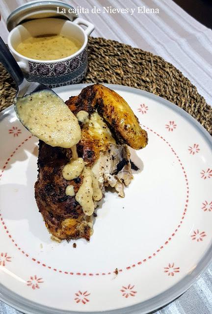Pollo asado con salsa de mostaza antigua y ajo asado Pollo asado con salsa de mostaza antigua y ajo asado