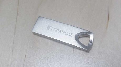 Cómo personalizar tu USB: las técnicas más destacadas usb con logo grabado a láser