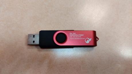Cómo personalizar tu USB: las técnicas más destacadas usb rojo con logotipo