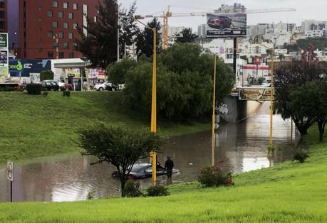 Automóvil queda sumergido en rotonda de Plaza San Luis