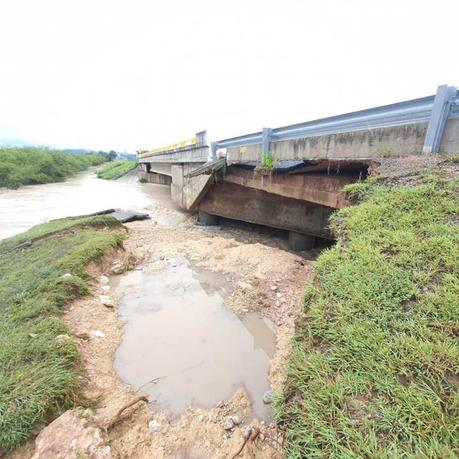Se registra hundimiento en puente de la carretera Cerritos-Tula