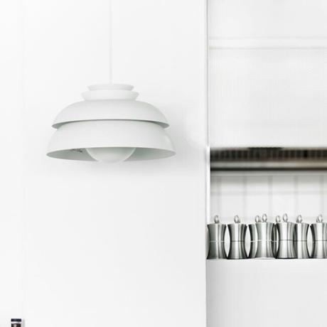 delikatissen white pendant danish lamp scandinavian design pendant lamp lámparas de interior lámparas de diseño lamp decor Jørn Utzon indoors lamp Fritz Hansen dk Fritz Hansen design lamps diseño nórdico diseño escandinavo diseño danés danish lamps danish design Concert P1 lamp  