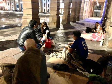 Ciudadanos entregan comida caliente a personas en situación de calle