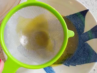 QUISQUILLAS DEL MAR DE ALBORAN CRUDAS ADEREZADAS CON UNA EMULSION DE LIMON Y ACEITE DE OLIVA VIRGEN EXTRA DE RONDA QUISQUILLAS DEL MAR DE ALBORAN CRUDAS ADEREZADAS CON UNA EMULSION DE LIMON Y ACEITE DE OLIVA VIRGEN EXTRA DE RONDA
