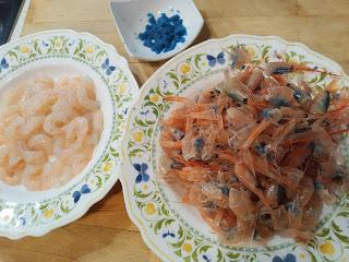 QUISQUILLAS DEL MAR DE ALBORAN CRUDAS ADEREZADAS CON UNA EMULSION DE LIMON Y ACEITE DE OLIVA VIRGEN EXTRA DE RONDA QUISQUILLAS DEL MAR DE ALBORAN CRUDAS ADEREZADAS CON UNA EMULSION DE LIMON Y ACEITE DE OLIVA VIRGEN EXTRA DE RONDA