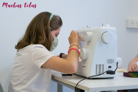 Celebra tu cumpleaños cosiendo, niña cosiendo