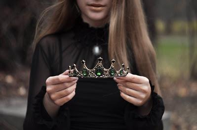 Mujer sosteniendo una tiara con pedrería