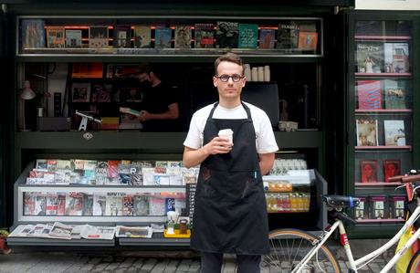 News & Coffee, Plaza del Doctor Collado, Valencia. Al fondo Albert Jornet. Foto: Alejandra Fruela