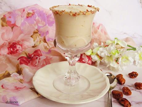 Copa de turrón y nata  con almendras  garrapiñadas