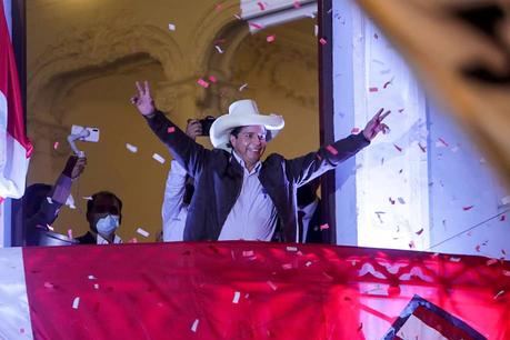 Las denuncias de fraude no comprobadas retrasan el resultado de las elecciones y desafían la frágil democracia de Perú