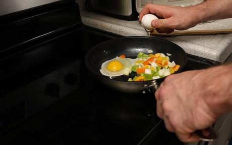 Cocinar huevos fritos y verduras