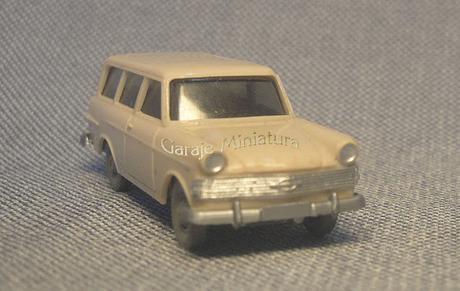 Opel Rekord Caravan del año 1961 de Wiking