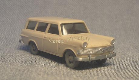 Opel Rekord Caravan del año 1961 de Wiking