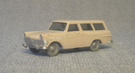Opel Rekord Caravan del año 1961 de Wiking