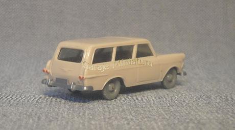 Opel Rekord Caravan del año 1961 de Wiking