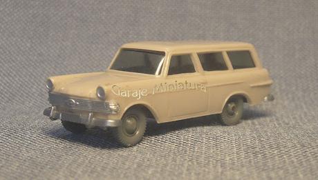 Opel Rekord Caravan del año 1961 de Wiking