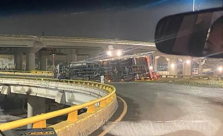 (video) Camión de carga vuelca sobre el Distribuidor Juárez