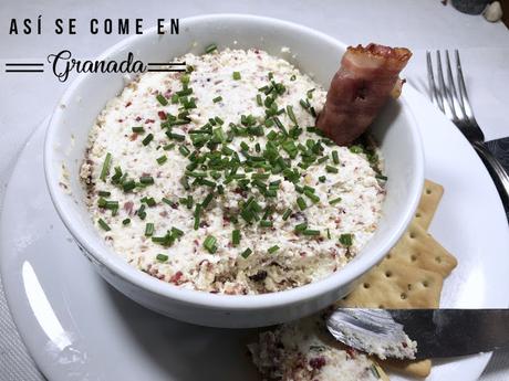 Paté de gambones y palitos de cangrejo/ Paté de queso, nueces, bacon y arándanos