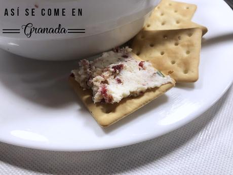 Paté de gambones y palitos de cangrejo/ Paté de queso, nueces, bacon y arándanos