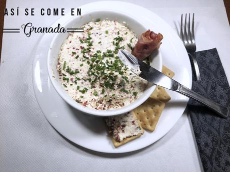 Paté de gambones y palitos de cangrejo/ Paté de queso, nueces, bacon y arándanos