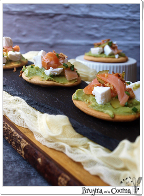 Tosta de guacamole y salmón