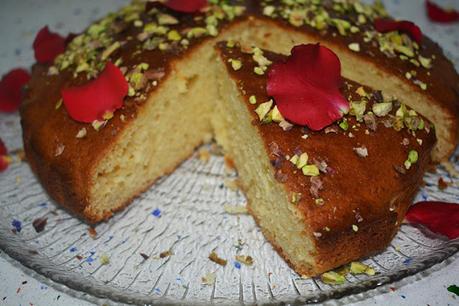 Bizcocho de yogur y lima con agua de rosas y pistachos Bizcocho de yogur y lima con agua de rosas y pistachos