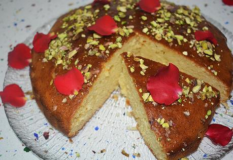 Bizcocho de yogur y lima con agua de rosas y pistachos Bizcocho de yogur y lima con agua de rosas y pistachos