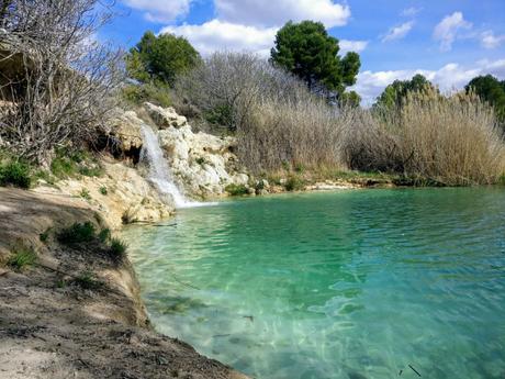 10 destinos que te sorprenderán viajando por España lagunas-ruidera-catarata