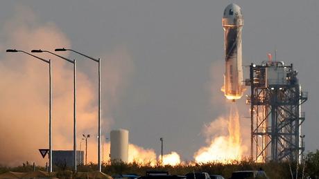 Jeff Bezos logra con éxito su primer viaje al espacio