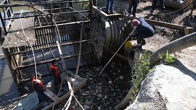 SEÑALAN QUE TIRAR BASURA EN LAS CALLES OBSTRUYE EL DRENAJE Y CAUSA ENCHARCAMIENTOS E INUNDACIONES