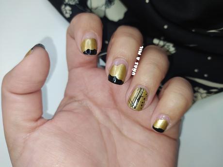 Diseño de uñas en negro y dorado