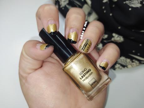 Diseño de uñas en negro y dorado