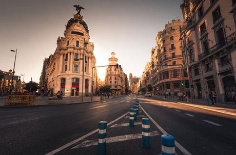 Balizamiento e hitos: su importancia en seguridad vial por Parking Fácil Balizamiento e hitos: su importancia en seguridad vial por Parking Fácil