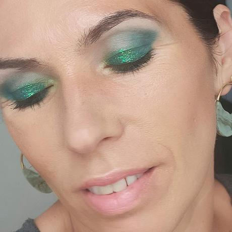look verde Sombras gelatina con purpurina de SHEGLAM 07