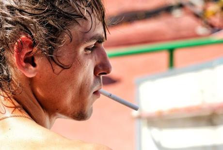 Baja el número de fumadores diarios en España
