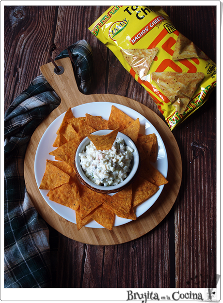 Nachos de queso con ensalada de manzana