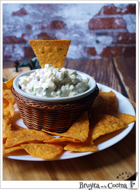 Nachos de queso con ensalada de manzana