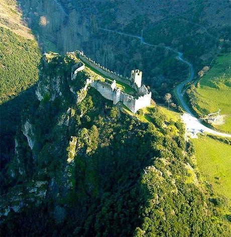 Viaje a la Capital del Temple: Pons Ferrata, León castillo de Cornatel, en Priaranza de #ElBierzo #Leon … | España turismo, Lugares de españa, Lugares preciosos