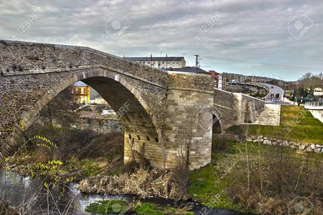 Viaje a la Capital del Temple: Pons Ferrata, León Puente Romano Sobre El Río Boeza Fotos, Retratos, Imágenes Y Fotografía De Archivo Libres De Derecho. Image 13525789.