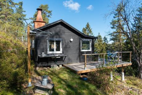 delikatissen vacation house summer house suecia sommerhus scandinavian cabin nordic cabin holiday house estilo nórdico casita de madera casa negra de madera casa junto al lago cabaña sueca cabaña de madera black wood cabin  