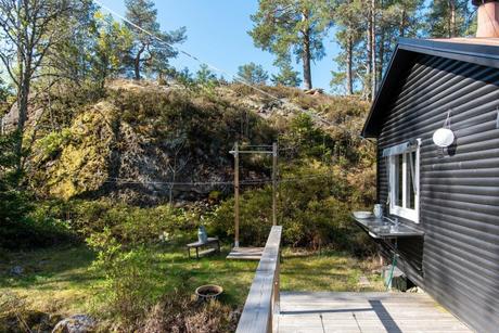 delikatissen vacation house summer house suecia sommerhus scandinavian cabin nordic cabin holiday house estilo nórdico casita de madera casa negra de madera casa junto al lago cabaña sueca cabaña de madera black wood cabin  