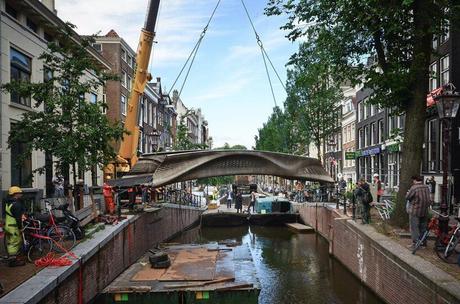 mx3d-world-first-3d-printed-steel-bridge-oldest-canals-amsterdam-red-light-district-designboom-1