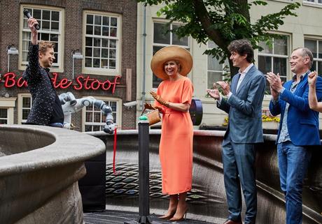 Inauguran en Ámsterdam el primer puente de acero del mundo hecho en 3D MX3D_Bridge_Opening_YourMajestyTheQueen_byJandeGroen