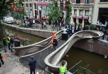 Inauguran en Ámsterdam el primer puente de acero del mundo hecho en 3D